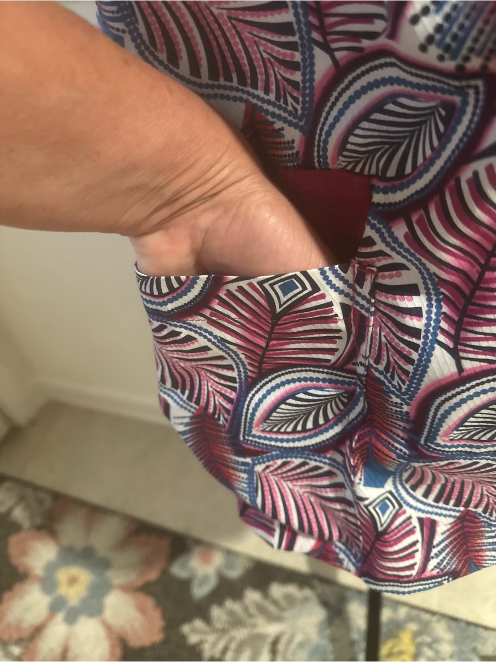 PEACHES Scrub Top - Picture 3 of 9